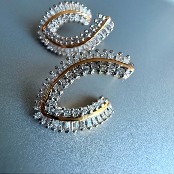 14k Gold Natural Diamond Swirl V Shape Stud Earrings Designer OTC W/ App… - Picture 5 of 8